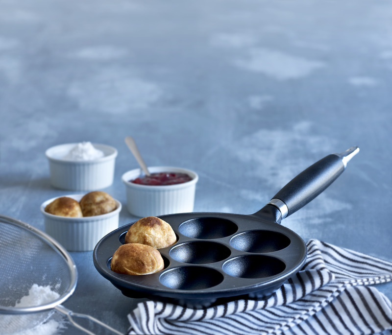 M 024147173380 28166200000460 Le Creuset Aebleskivepande KK Julebrochure 2014