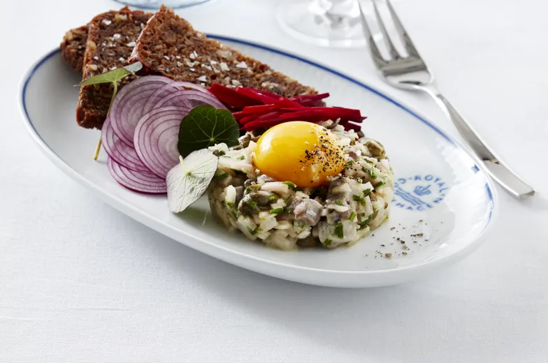 Opskrift - Sildetatar på smørstegt rugbrød | Kop & Kande
