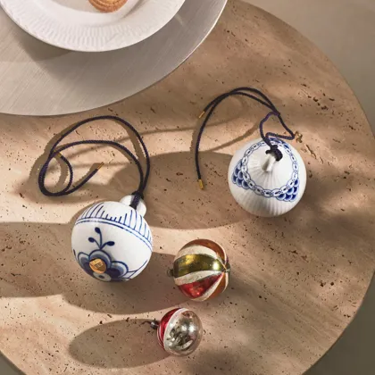 S2 2024 Line Extensions Blue Fluted Mega And Princess Christmas Bauble Set 2Pc 9,5Cm White Fluted Plate 19Cm 300Dpi