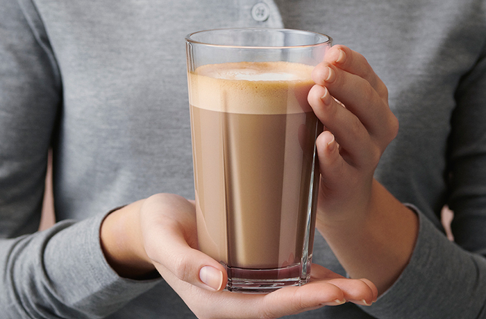 ROS Brandphoto2021 25345 Café Glass In Hand 700X460