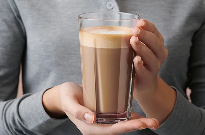 ROS Brandphoto2021 25345 Café Glass In Hand 700X460