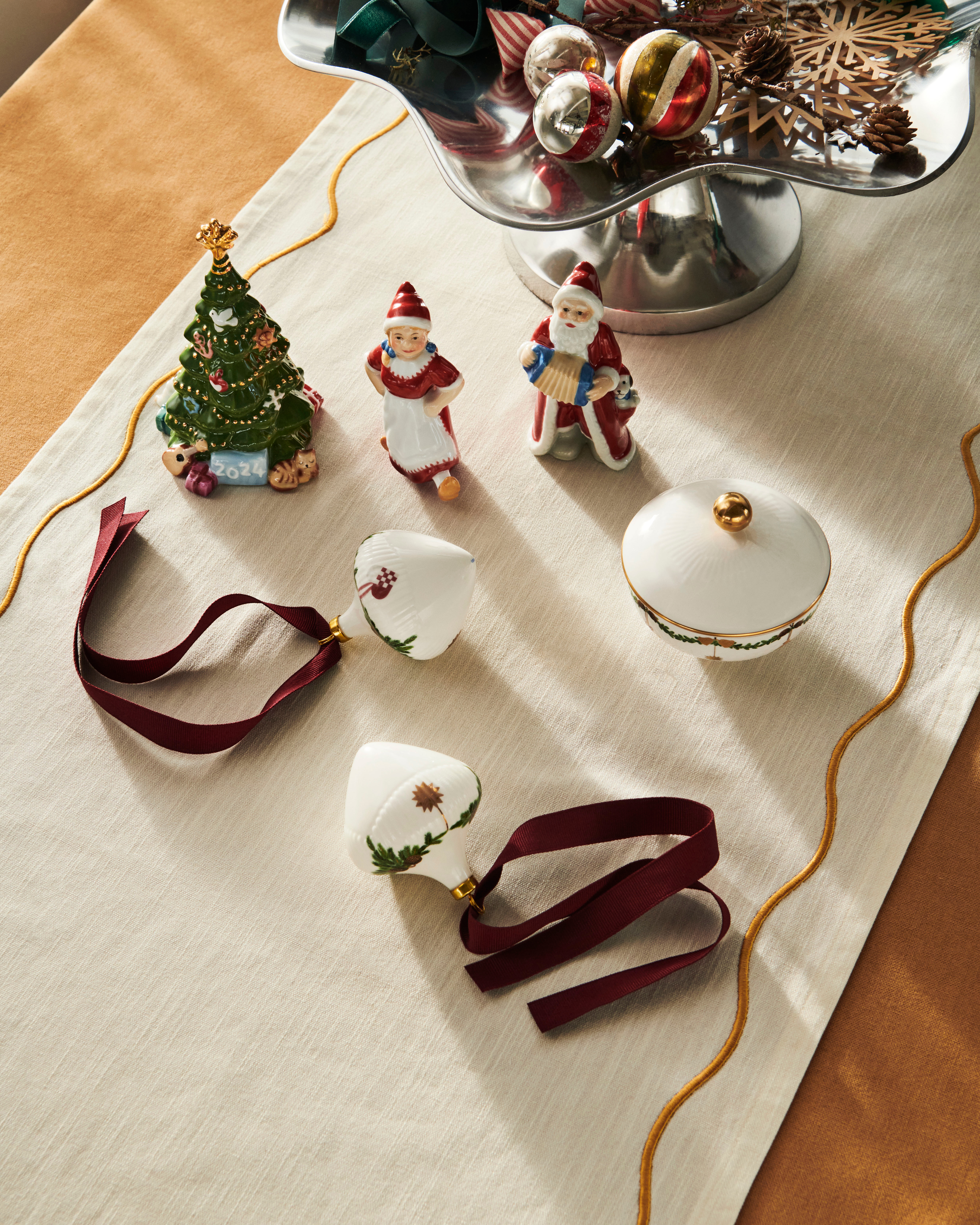 S2 2024 Line Extensions Christmas 2024 Annual Santa 11Cm Santas Wife 10Cm Christmas Tree 14Cm SFC Ornaments 2Pcs Sugar Bowl 15Cl 300Dpi (1)