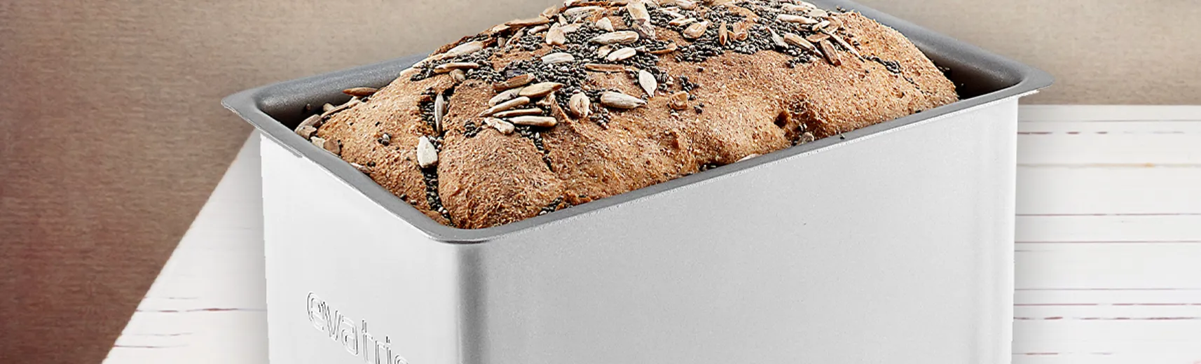 Saftigt rugbrød med chiafrø - Nem opskrift | Kop & Kande