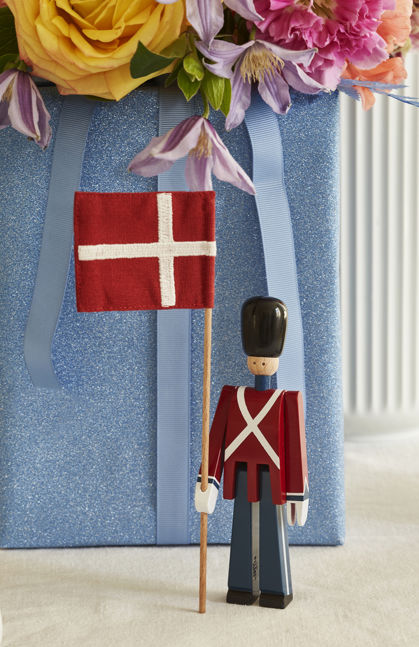 KB 39226 LYP 200785 Mini Garde On Gift Table